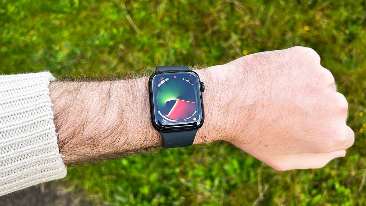 Đánh giá đồng hồ Apple Watch SE 2022 - mặt sau đồng hồ với cảm biến