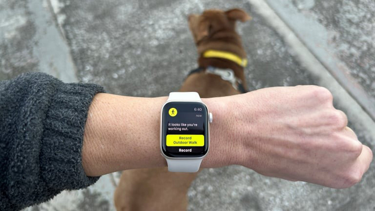 Đánh giá đồng hồ Apple Watch SE 2022 - mặt đồng hồ hiển thị thông tin sức khỏe