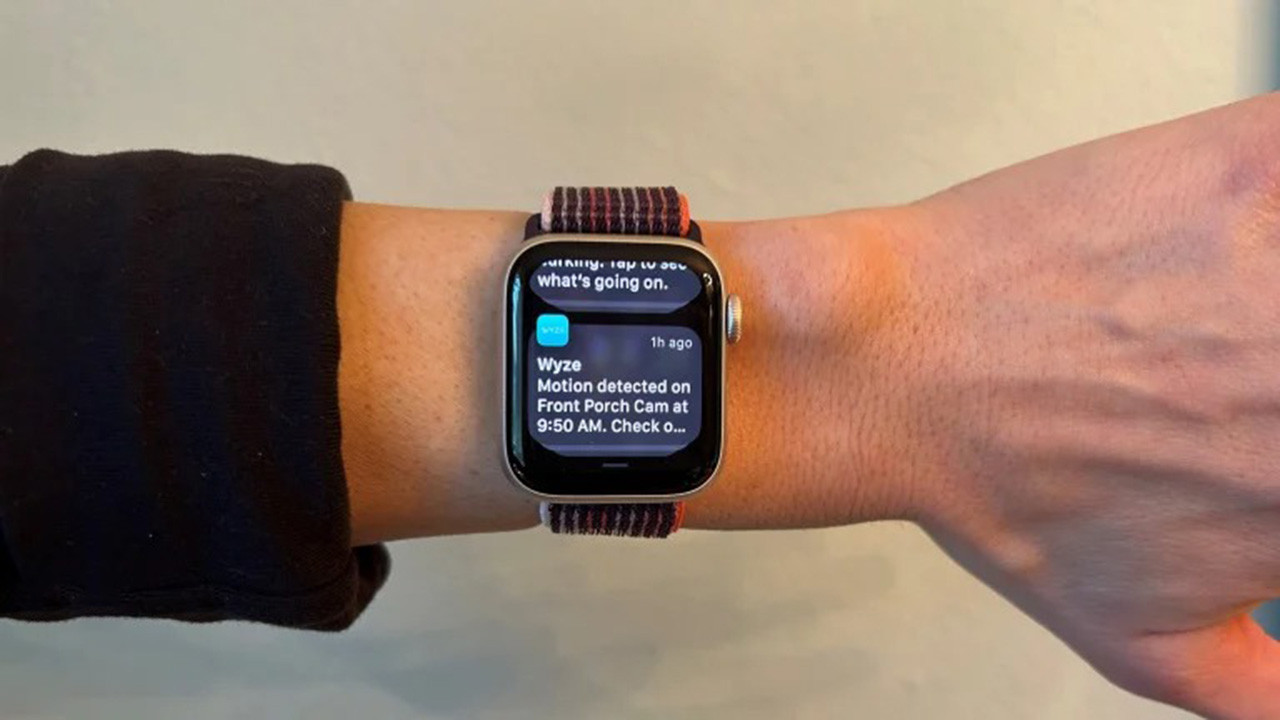 Đánh giá đồng hồ Apple Watch SE 2022 - mặt đồng hồ hiển thị cuộc gọi đến