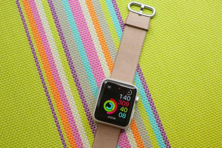 Apple Watch Series 1 (2016) với chip S1 và tính năng chống thấm nước IPX7