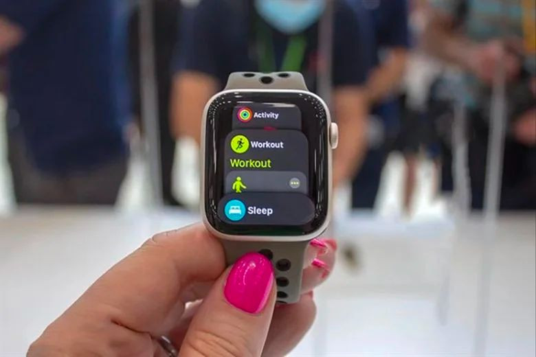 Apple Watch Series 4 (2018) với màn hình lớn và tính năng đo nhịp tim ECG