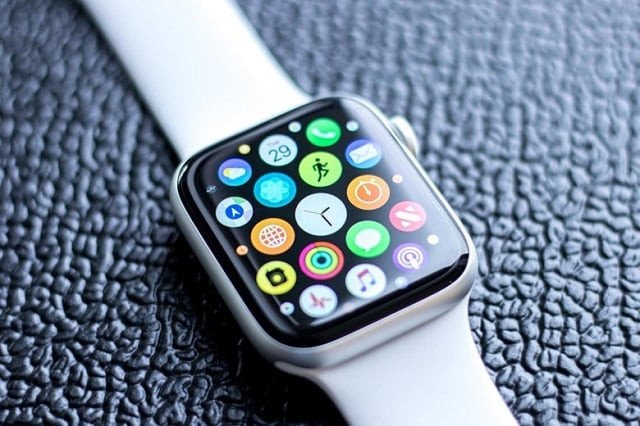 Đồng hồ Apple Watch Series 4 với màn hình lớn hơn, hiển thị sắc nét hơn