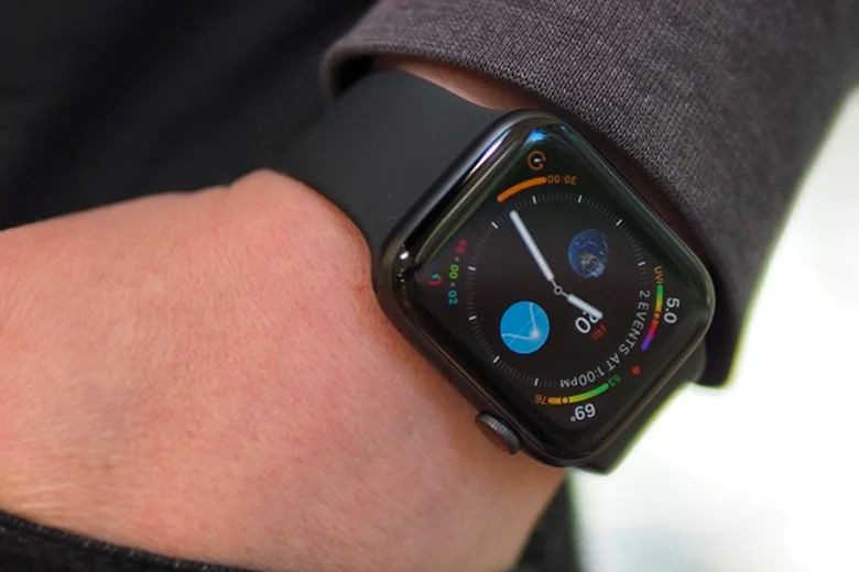 Apple Watch Series 5 (2019) với màn hình luôn sáng và tính năng định vị
