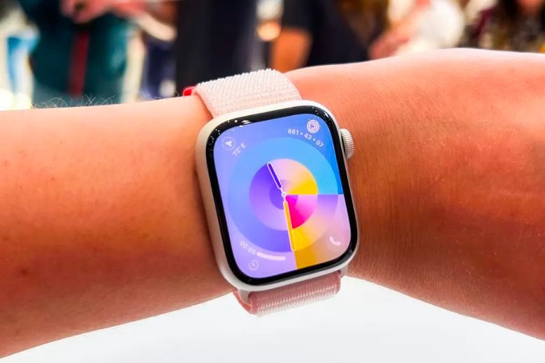 Apple Watch Series 7 (2021) với khung viền mỏng và vật liệu nhôm tái chế
