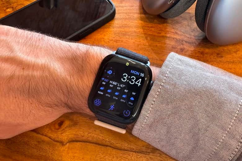 Apple Watch Series 9 (2023) với màn hình OLED LTPO và độ sáng 2000 nit