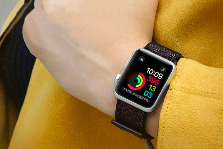 Apple Watch Sport với khung nhôm và dây đeo nhựa linh hoạt