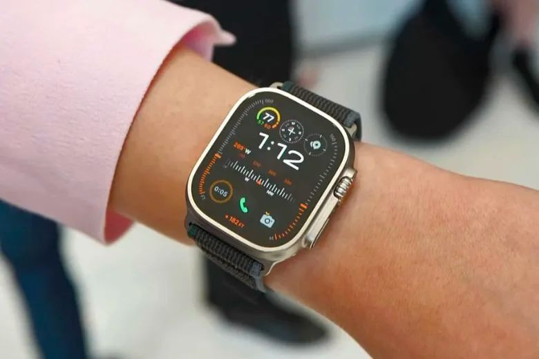 Apple Watch Ultra 2 (2023) với thiết kế titan và tính năng Double Tap