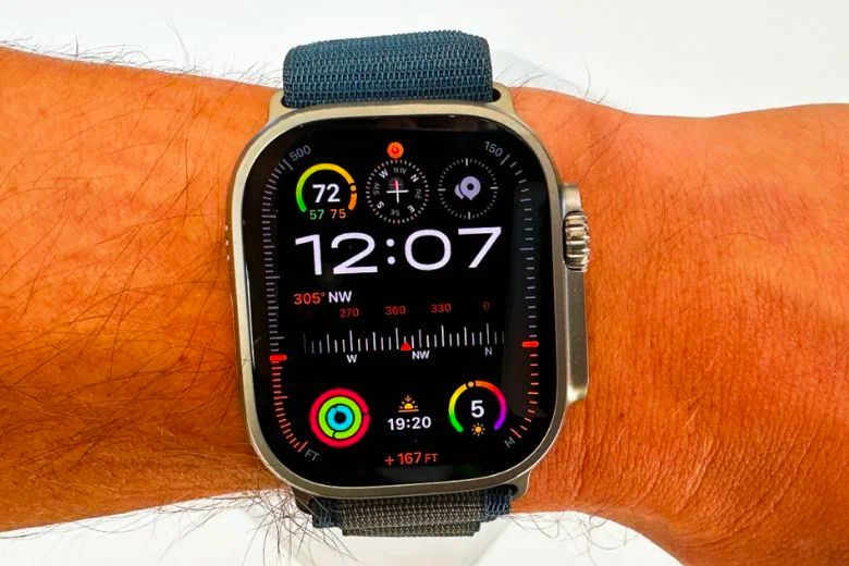 Apple Watch Ultra (2022) với kích thước 49mm và khả năng chống nước 10ATM