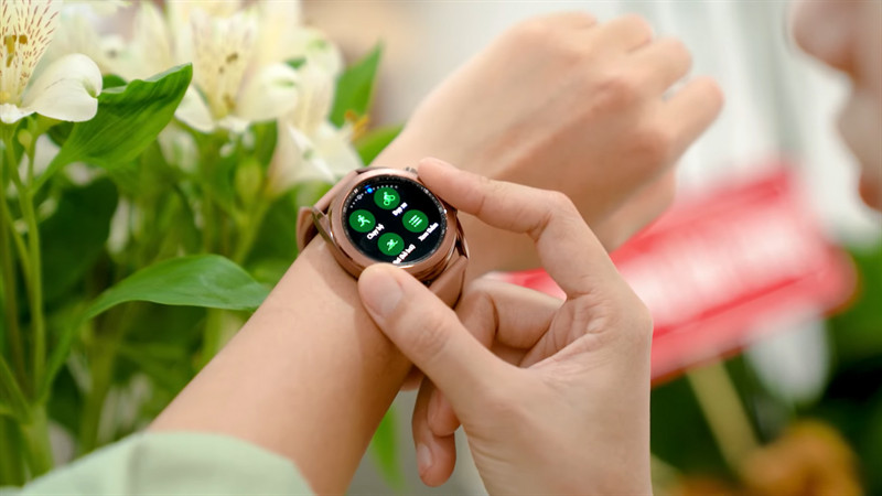 Mặt đồng hồ Samsung Galaxy Watch 3 hiển thị chỉ số sức khỏe, một trong những đồng hồ đo nhịp tim tốt nhất