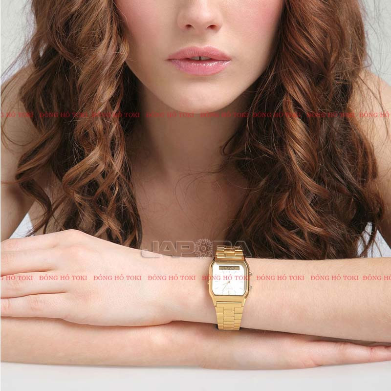 Đồng hồ Casio AQ-230GA-9D trên cổ tay, thể hiện dây đeo kim loại có thể điều chỉnh