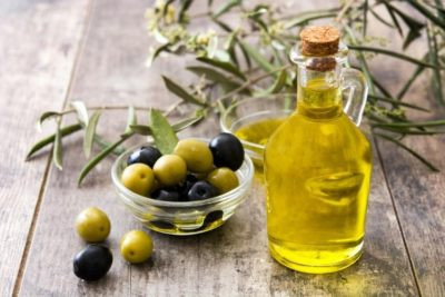 Sử dụng dầu olive nguyên chất để bảo dưỡng dây da đồng hồ, giúp da mềm mại và sáng bóng