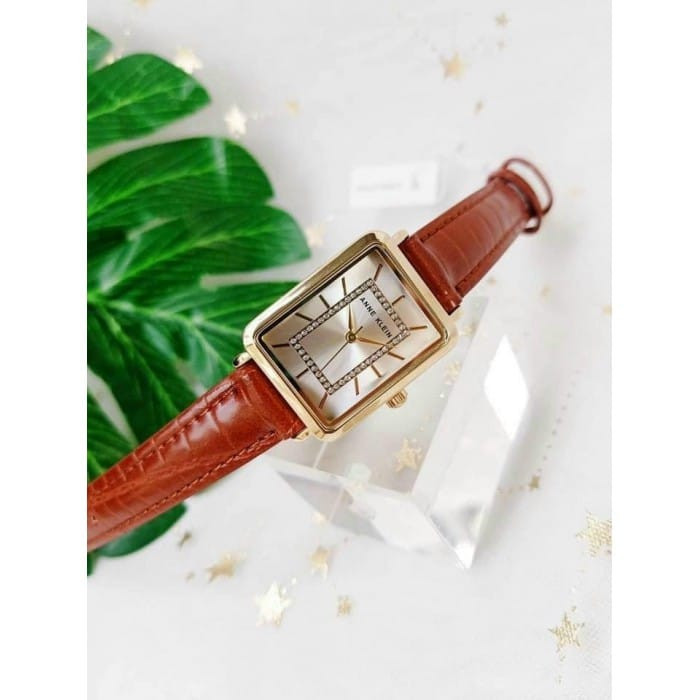 Đồng hồ đeo tay cũ nam nữ tại Hà Nội đang được trưng bày trong cửa hàng với nhiều mẫu mã đa dạng và kiểu dáng cổ điển.