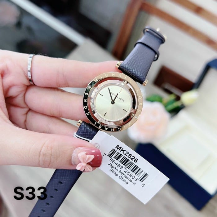 Đồng hồ đeo tay cũ nam cổ điển trên tay một người đàn ông, tôn lên vẻ thanh lịch và sang trọng.