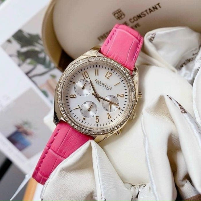 Cận cảnh một chiếc đồng hồ đeo tay cũ sang trọng với mặt số màu bạc và dây kim loại, thể hiện sự tinh xảo trong chế tác.