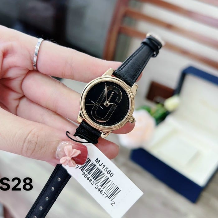 Biểu đồ tăng trưởng kinh tế và lợi ích của việc mua bán đồng hồ đeo tay cũ trên thị trường.