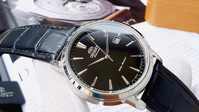 Tránh đặt đồng hồ cơ gần các thiết bị điện tử có từ trường mạnh để không ảnh hưởng đến bộ máy