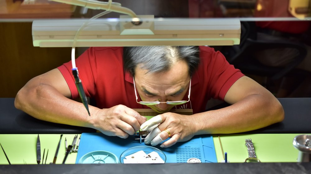 Cận cảnh đồng hồ G-Shock đang được kiểm tra, nhấn mạnh dịch vụ bảo dưỡng chuyên nghiệp.