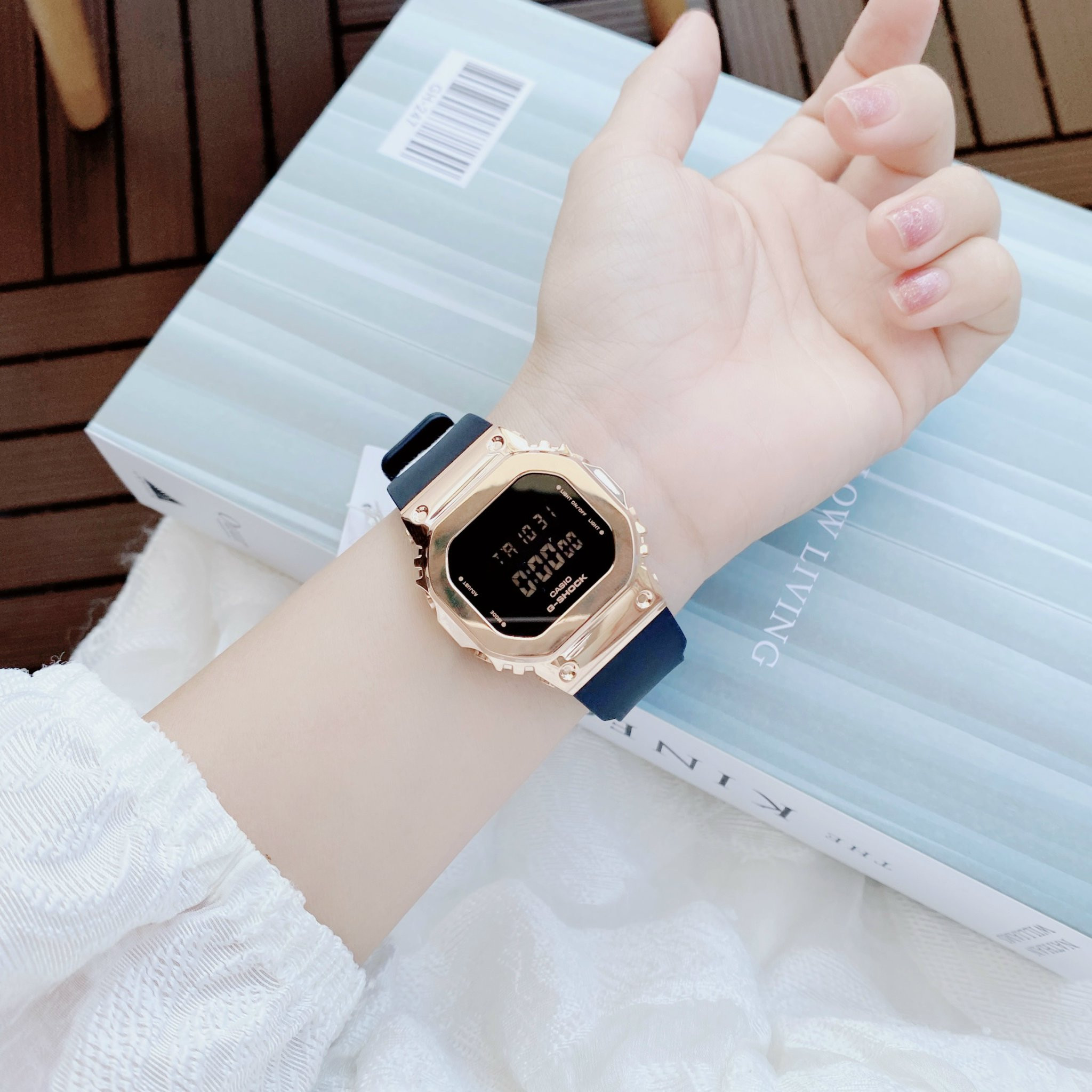 Góc nghiêng của đồng hồ G-Shock nữ màu đen, tôn lên thiết kế bền bỉ và hiện đại