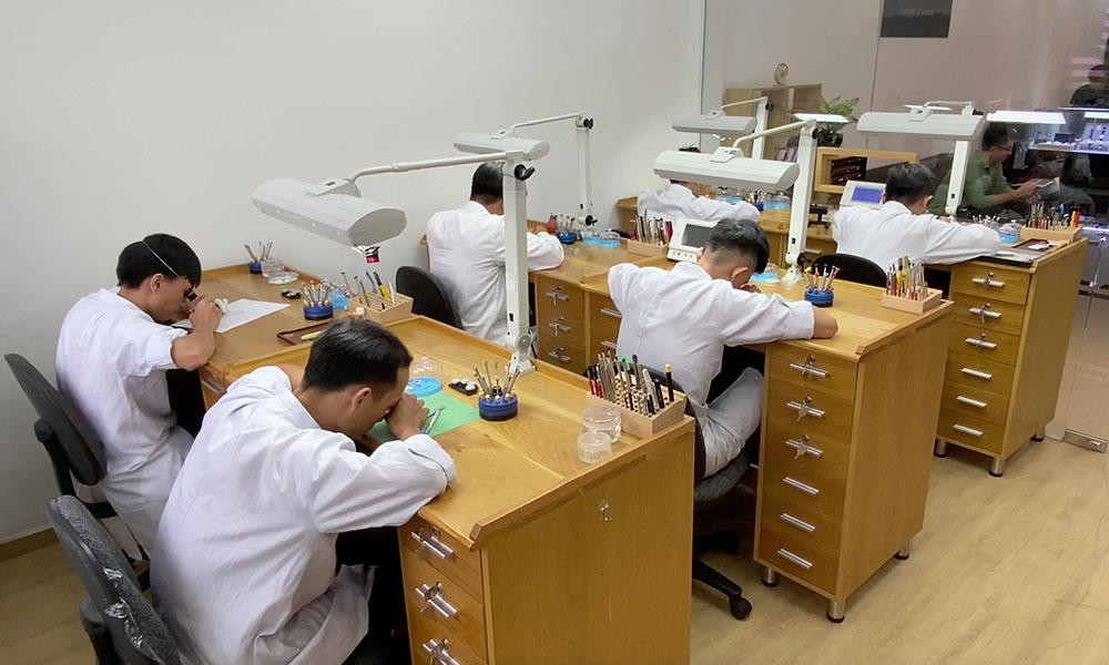 Quầy lễ tân chuyên nghiệp tại một chi nhánh của Bệnh Viện Đồng Hồ