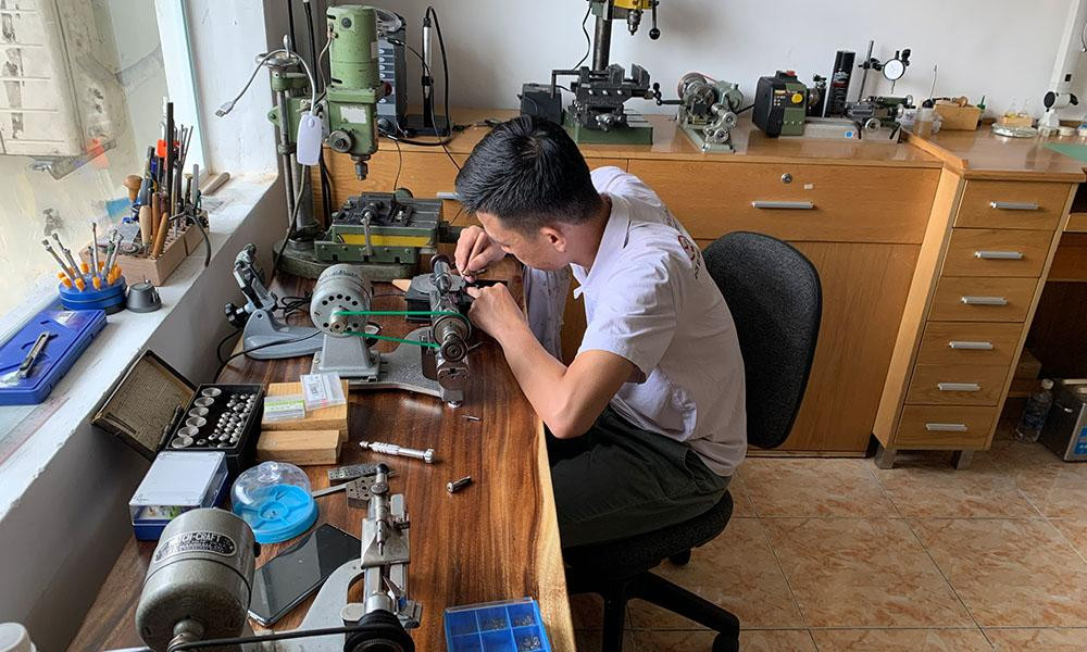 Thiết bị khoan tiền hiện đại trong quy trình sửa chữa tại Bệnh Viện Đồng Hồ