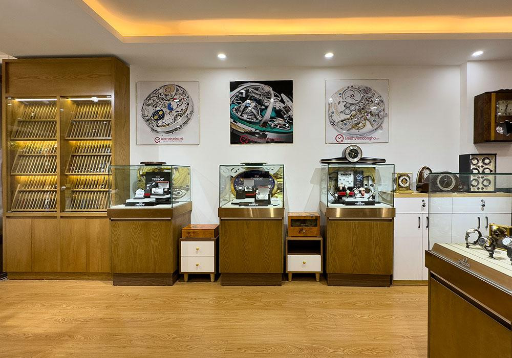 Mặt tiền chi nhánh Bệnh Viện Đồng Hồ Hà Nội tại 14 Khúc Thừa Dụ, Cầu Giấy, nổi bật với biển hiệu