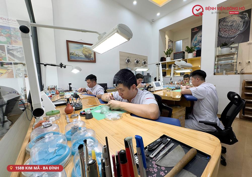 Khu vực trưng bày và tiếp nhận đồng hồ tại Bệnh Viện Đồng Hồ Hà Nội chi nhánh Kim Mã