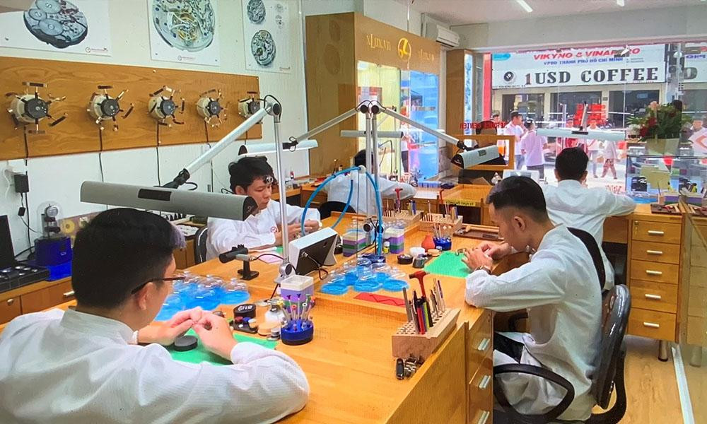 Góc làm việc gọn gàng của kỹ thuật viên tại một cơ sở của Bệnh Viện Đồng Hồ