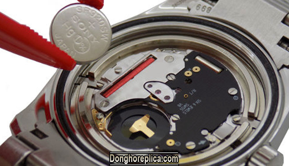 Bộ máy quartz của đồng hồ Rolex dây da replica, xuất xứ Nhật Bản