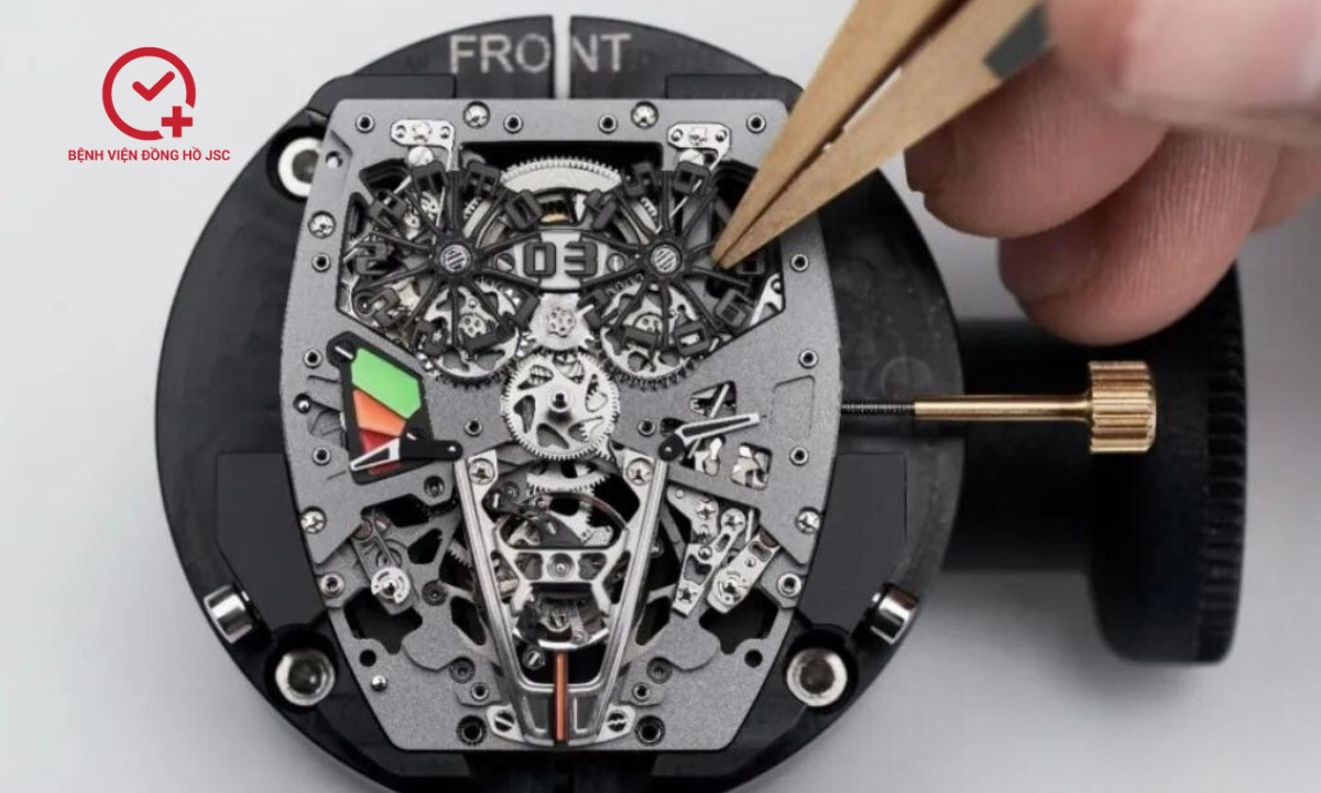 Bộ chuyển động phức tạp và tinh xảo bên trong đồng hồ Richard Mille, thể hiện kỹ thuật chế tác đỉnh cao