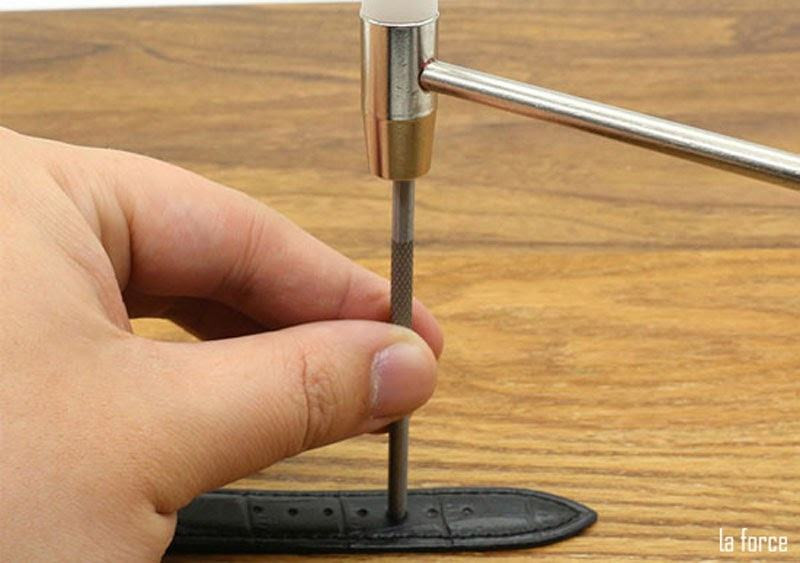 Chuẩn bị đầy đủ bộ dụng cụ cần thiết để làm dây đồng hồ da tại nhà