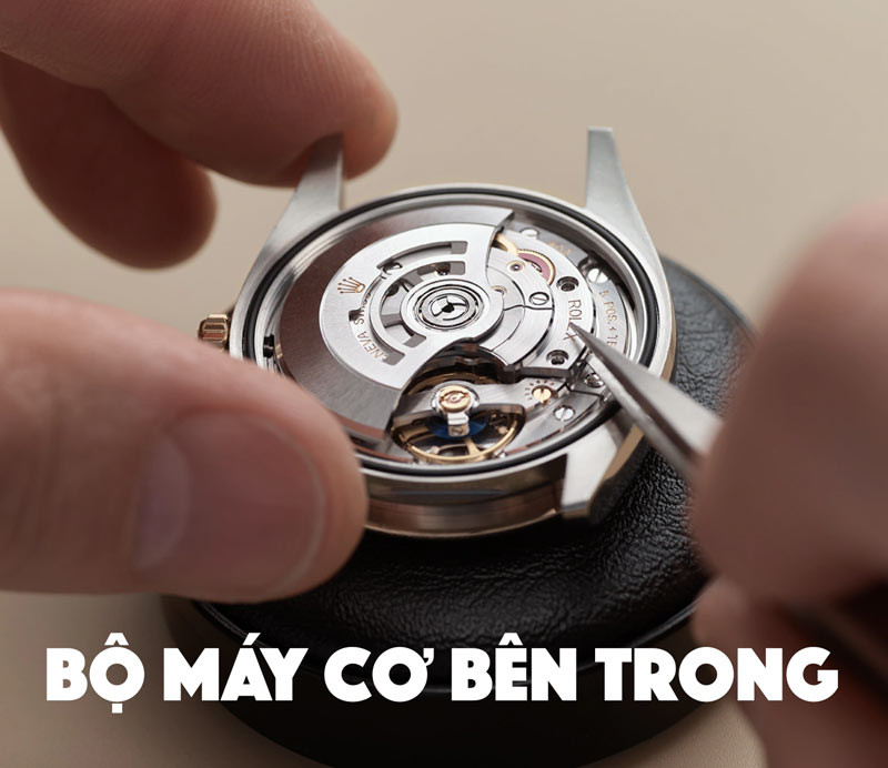 Bộ máy cơ Thụy Sĩ (Swiss Made) tinh xảo bên trong đồng hồ