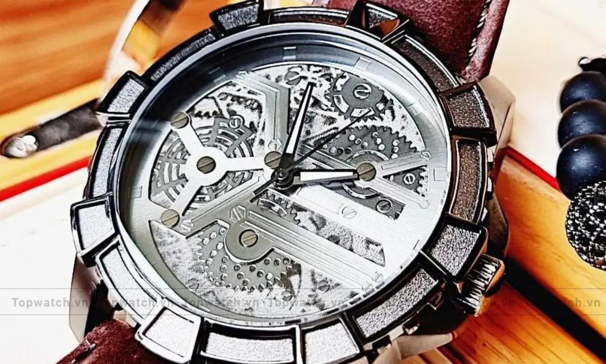Mặt sau đồng hồ Guess lộ máy quartz, cho thấy bộ máy chính xác và bền bỉ