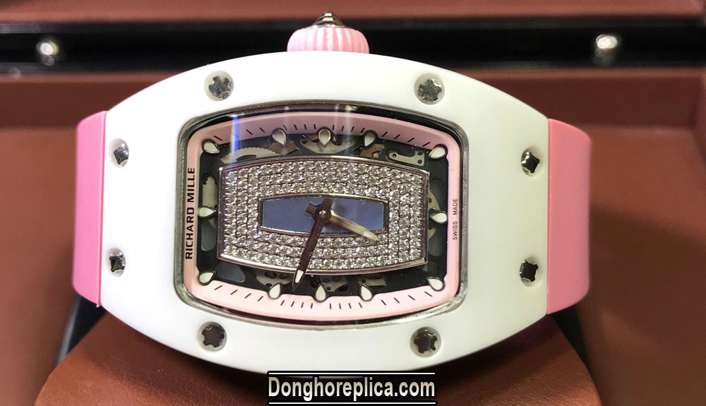 Mặt số của Richard Mille RM 07-01 Ladies vẫn giữ nguyên phong cách chủ đạo của dòng RM 07-01