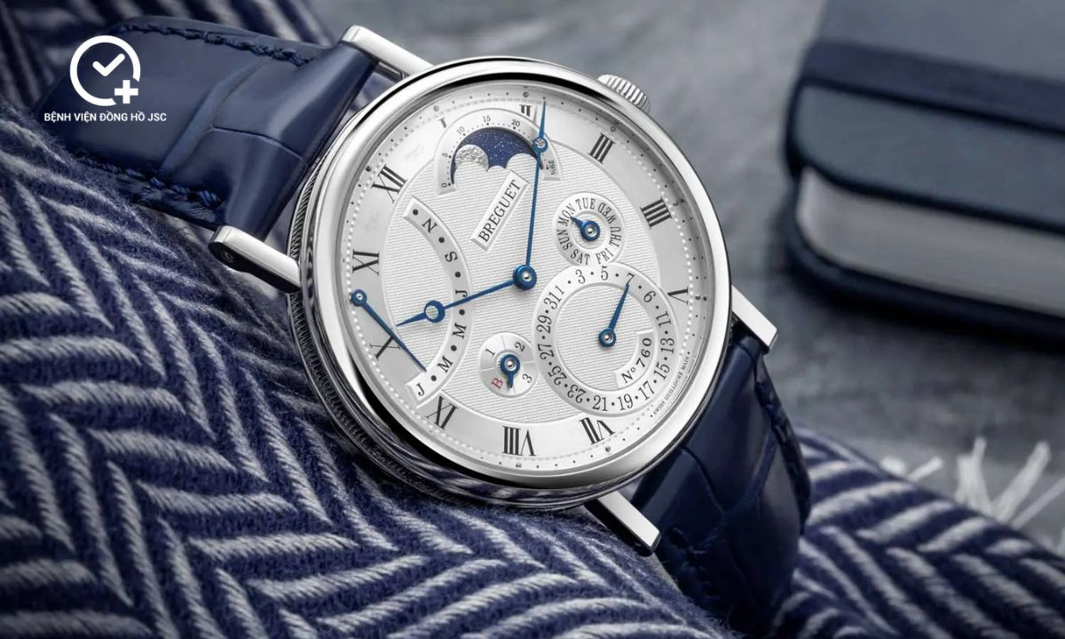 Đồng hồ Breguet Classique có thiết kế mặt số guilloché tinh xảo và kim thép xanh đặc trưng