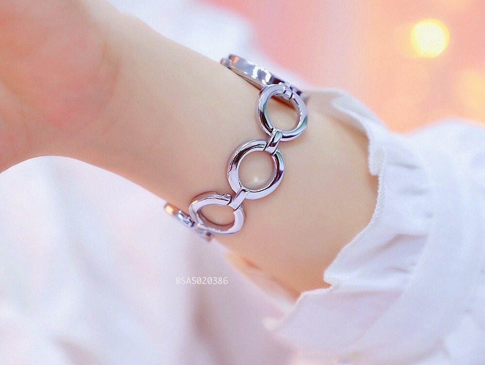 Đồng hồ Bee Sister nữ dây lắc cao cấp cận cảnh dây đeo