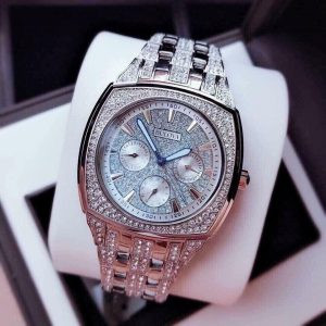 Cận cảnh đồng hồ nam mặt vuông đính đá Bulova 96C002 trên tay, chi tiết mặt số và dây đính đá