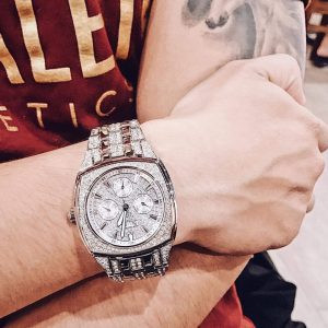 Hình ảnh thực tế đồng hồ nam mặt vuông đính đá Bulova 96C002 khi lên tay, nổi bật vẻ đẹp tinh xảo