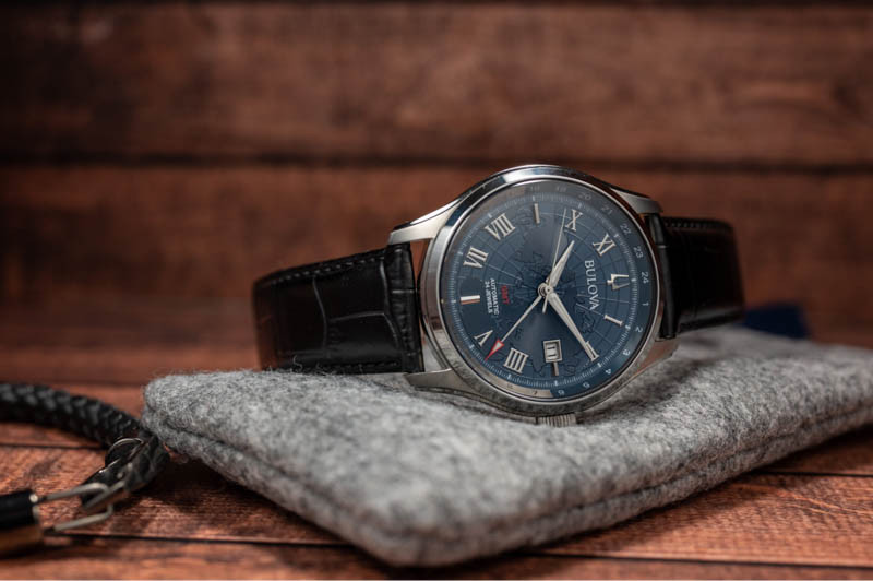 Chi tiết mặt đồng hồ Bulova, minh họa việc sử dụng vật liệu cao cấp của đồng hồ Bulova của nước nào.