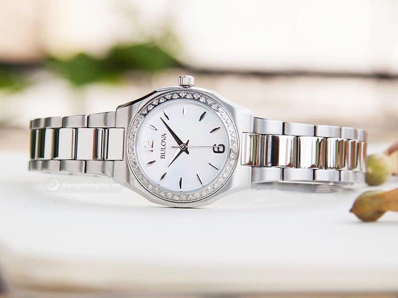 Đồng hồ Bulova Nữ Mặt Tròn: Biểu Tượng Sang Trọng Và Thanh Lịch Cho Phái Đẹp