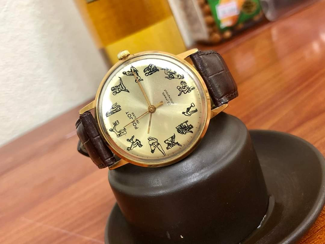 Một chiếc đồng hồ cổ điển với logo Vuanhwatch, khẳng định cam kết của cửa hàng trong việc cung cấp các sản phẩm đồng hồ cổ chính hãng từ Nga