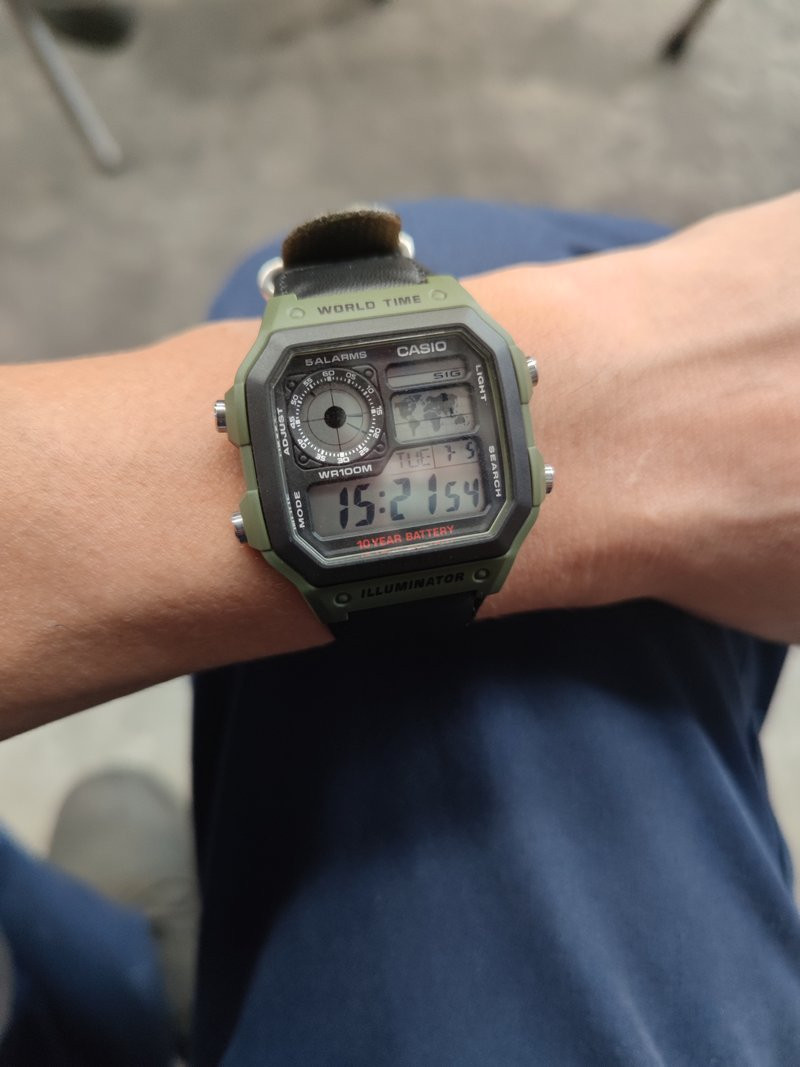 Trải nghiệm đeo đồng hồ Casio AE-1200WHB-3BVDF, kích thước phù hợp nhiều cổ tay nam