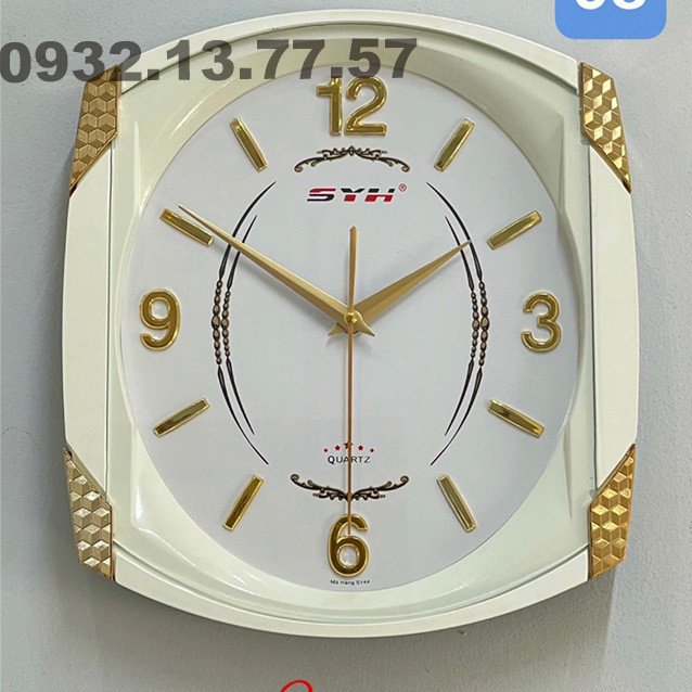 Gia công in chữ lên đồng hồ treo tường để làm quà tặng độc đáo