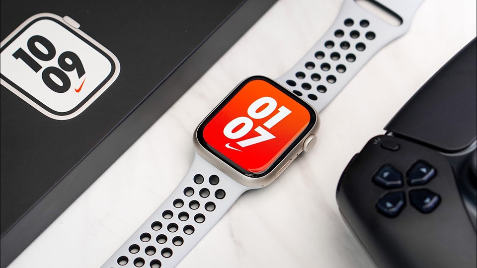 Apple Watch Nike Series 7 với dây đeo thể thao và tính năng lắp SIM nghe gọi