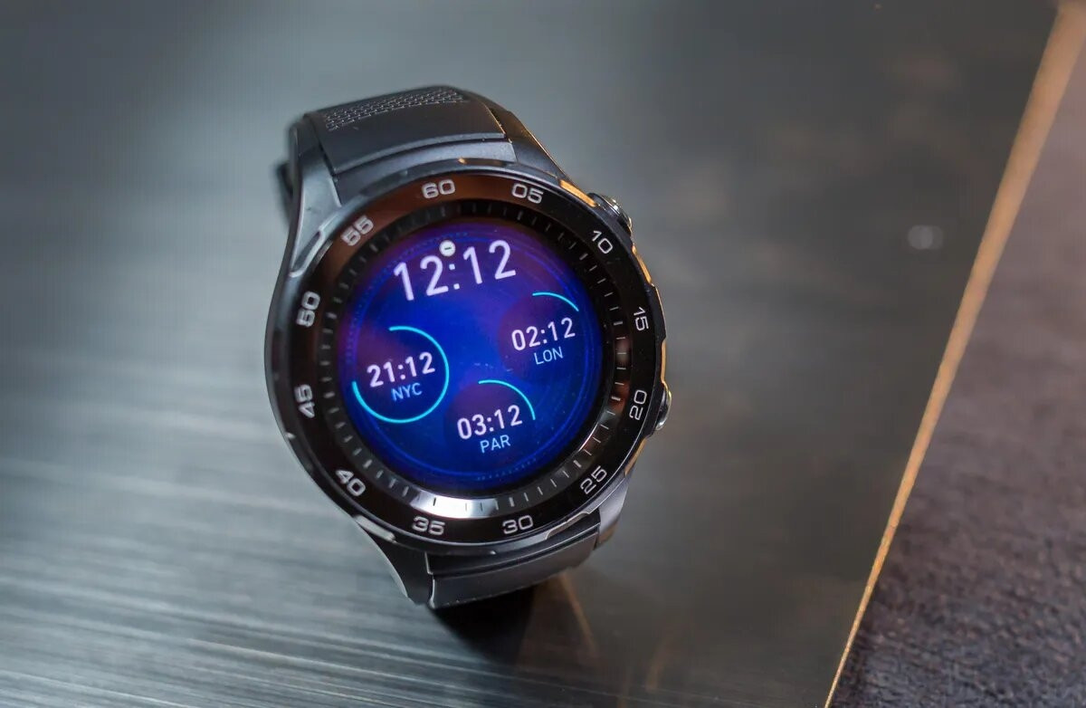 Huawei Watch 2 4G LTE trên cổ tay, thể hiện khả năng đồng hồ lắp SIM nghe gọi