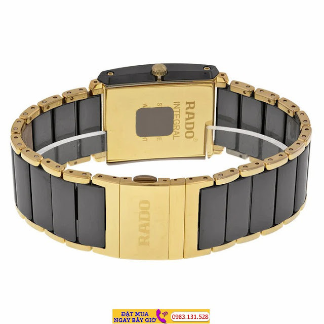 Kiểm tra tem mác và hộp đựng khi mua đồng hồ Rado chính hãng để đảm bảo nguồn gốc