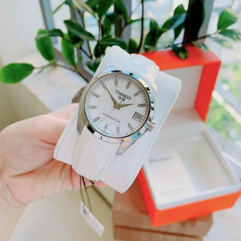 Đồng hồ Tissot nữ mạ vàng hồng với mặt số trắng tinh khôi, tượng trưng cho sự sang trọng và uy tín của các hãng đồng hồ nổi tiếng cho nữ từ Thụy Sĩ