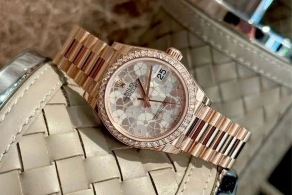Đồng hồ Rolex nữ vàng và bạc sang trọng