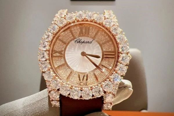 Đồng hồ Chopard với kim cương lấp lánh