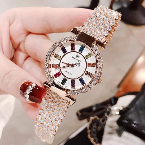 Mẫu đồng hồ nữ Royal Crown với mặt đá và dây kim loại, giá bình dân