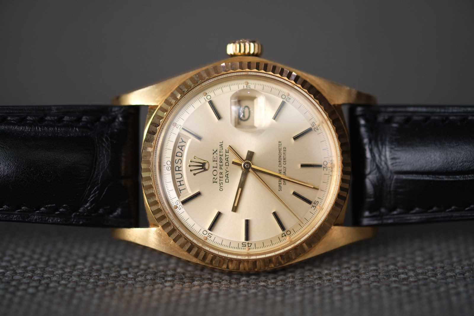 Đồng hồ Rolex mặt xanh lá với dây da cá sấu màu nâu sang trọng